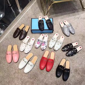 Mules Leather Slipper Round Toe Toe Loafer Designキルティングハードウェア