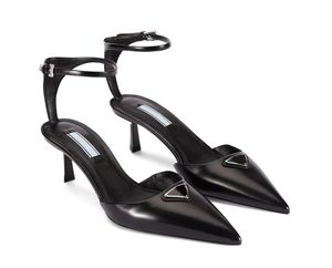 Eleganta kvinnor sandal triangel borstade läder slingback pumpar fotled rem pumpar lyxiga skor kvinnor höga klackar pointe tå pumpar svarta vita läder