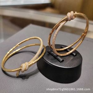 Горячий выбор TFF Full Diamond Twisted Bow Bracelet с легкой роскошью и усовершенствованным смыслом