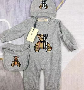 2023infant doğumlu kız bebek tasarımcısı marka mektup kostüm tulumlar kıyafetler tulum çocukları bodysuit Bebekler için kıyafet romper outfi bib şapka 3 parçalı set009