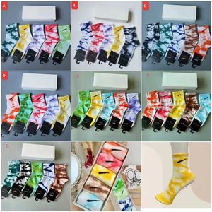 Herrkvinnor strumpor Bomullsmode Ankel Letter Breattable Mix Tie Dye Football Basketball Sports Socks With Box
