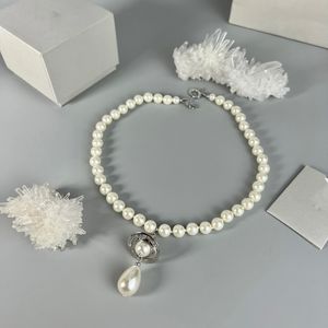 Projektant Naszyjniki wiszące list Vivian Chokers Luksusowe kobiety biżuteria Metal Pearl Naszyjnik CJeweler Westwood 564fdfd