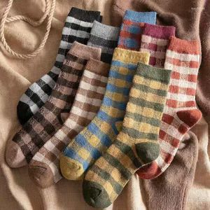 Kadın SOCKS Orta Tüp Kazık Çorapları Kadın Pamuk Yün Sonbahar Modelleri İngiliz Ekose yumuşak rahat çok yönlü retro moda