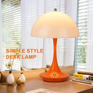 Lampada da tavolo piccola a forma di fungo a LED Lampada da comodino per camera da letto dimmerabile con ricarica USB portatile