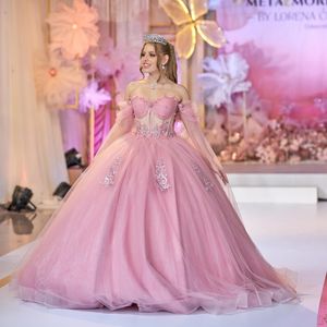 Pembe parlak balo elbisesi quinceanera elbise 2024 aplike dantel ile cape prenses tül vestidos de 15 anos doğum günü partisi tatlı 16 elbise