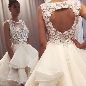 Piękna koronkowa krótka suknia ślubna 3D Kwiki Kwiki Długość kolan A-line sukienki ślubne Bridal Beach Bez rękawów wycięte z tyłu spódnica vestido de novia