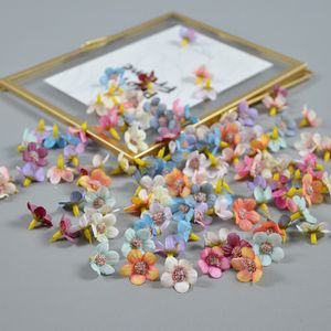 人工ミニデイジーフラワーヘッズシルクヒマワリの結婚式装飾用の偽の花