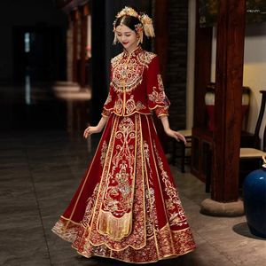 Etniska kläder vintage elegent modern asiatisk röd velor broderi traditionell kinesisk stil brud bröllopsklänning toast cheongsam