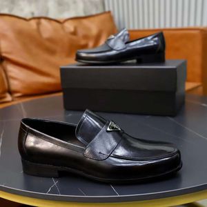 Men Oxford Fashion Casual Shoes Loafers Saffiano Flats Dandelion Italy Populära låga toppar Black Brown Patent Leather Triangle Badge Designer Walk Sneakers Box EU 38-45