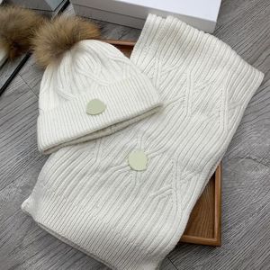 Mode fluffig mössa hatt och halsduk set lyx hattar män kvinnor lyxiga designer hatt tryckta halsdukar handskar vinter halsduk beanies