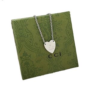 Collana con ciondolo a forma di cuore di marca DesignPer le donne Collane in argento Regalo di design vintage Catena lunga Coppia di gioielli per la famiglia Collana Catena di lettere in stile celtico