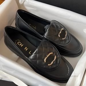 Klänningskor loafers höst mode läder ringer all-match små logo läder skor hög kvalitet kvinnors single fot metall spänne svart plattform sneakers singel sko