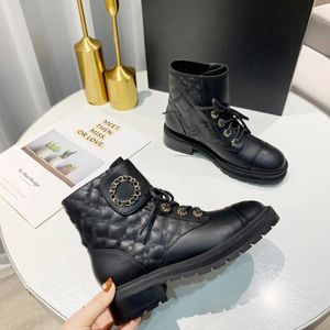 Interlucir en invierno Biker Black Biker Flats Flats Boots Combate Boots Low Heel Booties Cadenas de cuero Logotipo Buckle Women Diseñadores de lujo zapatos