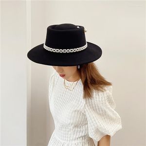 ベレー帽Fedora Hat Women 2023 Pearl Pin Wool Dome女性ブリティッシュファッションオールマッチパーソナリティフェルトジャズ