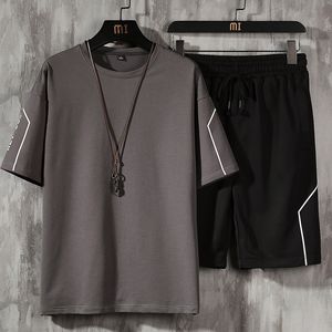 T-shirt masculino de trajes masculinos e shorts definem o verão casual de verão e calças de mangas curtas e cenas de esportes de esportes de rua de rua.