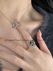 Collane con ciondolo Fili Corde Francese Squisito Tirare Piccolo Profumo Stile Donna Zirconia Montagna Camelia Collana Anello con Diamanti Accessori Morbidi