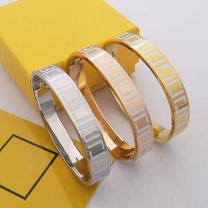 Europäisches und amerikanisches mehrfarbiges Buchstabenarmband, High-End-Armbandschnalle aus Titanstahl mit altem Blumentropfenöl, universell für Männer und Frauen