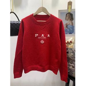 Kvinnors tröjor Designer Round Neck Sticke Letter Printing Red Sweaters O-Style 2023 Spring Hollowed Out Hook Flower Design L6