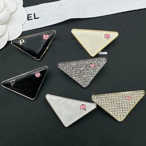 Moda Lettere Contagocce Spille Classica P broche Spilla a triangolo invertito per le donne Spille decorative per colletto Designer Accessori di gioielli g5