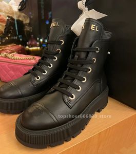 2024 Nova Falshion Martin Botas Mulheres Marca de Luxo Designer Lace up Sola Plana Motocicleta cd Alta Qualidade Couro Real Meados de Bezerro Botas Curtas Mujer Chanes