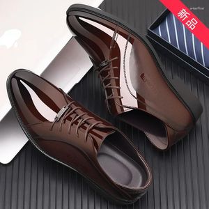 Scarpe eleganti da uomo primavera e autunno stile business casual in pelle nera tutte abbinate al lavoro