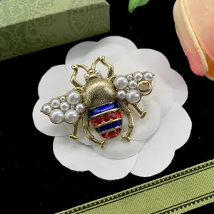 Luxury Pins Designer Brosch varumärke Retro Broch Gold Color Pin G Kvinnor Fashion Broche Pearl Bee Kvinnliga kläder Passar Alloy Broscher för hattar 231167D