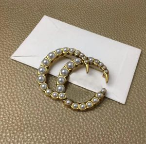 2023 Luksusowy projektant modny Pearl Letter Pins Broothes Męs