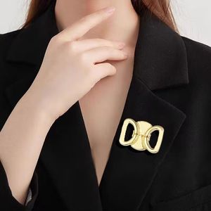 Womens Gold Shield Broche Retro Palace Estilo Terno Broche Senhoras Corsage Pins Designer Carta Acessórios de Roupas Designers Vintage Broche de Ouro