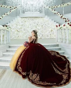 Abiti Quinceanera in velluto bordeaux oro 2024 Abiti da ricamo con applicazioni di cristallo con spalle scoperte Abiti da 15 anos Quinceaneras Sweet 16 Prom