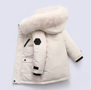 2023年冬のデザイナーキッズボーイズのためのジャケットをコートダウンする本物のアライグマファー厚い温かい赤ちゃんアウターウェア2-12ガールズジャケット年の子供の高品質