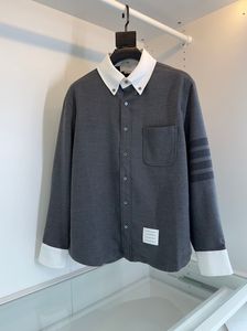 Camicia a maniche lunghe casual in lana grigia bianca a contrasto con collo a polo in lana dei nuovi uomini 2023 Design di qualità bassa di lusso autunno / inverno