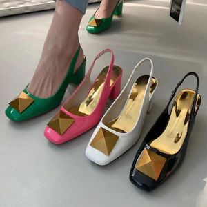 Designer-Schuhe für Damen mit Kitten-Heel-Sandalen, modische goldene Schnallenverzierung, hochwertige Lackleder-Slingbacks, 6 cm hochhackige Designer-Sandalen für Damen