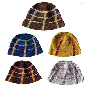 Baschi per cappelli da pescatore a righe lavorate a maglia per il secchiello del sole autunnale e invernale