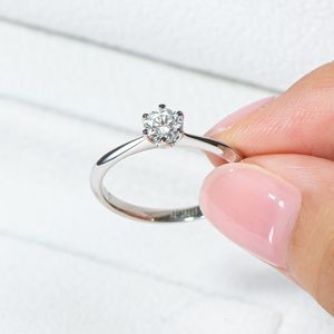 Solitaire Ring Iogou Diamond Halkalar Kadınlar İçin 0.5 Nişan Yuvarlak Kesim Solitaire Ring Real 925 STERLING Gümüş Toptan Takı 230404