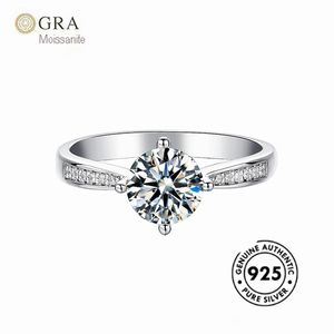 Damer förvarar smycken vigselring silver med stenar moissanite diamant gra redo att skicka