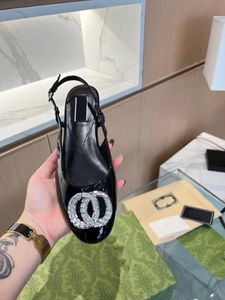 Tasarımcı Sandalet Lüks Rhinestone Parlak% 100 Orijinal Deri Yuvarlak Toe Sandalet Bale Düz Mil Sıradan Ayakkabı Kadın Elbise Ayakkabı