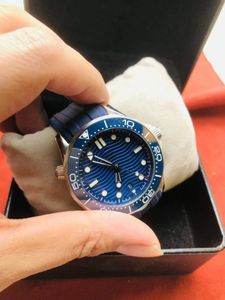 2023 Nuovo orologio sportivo da uomo meccanico automatico di alta qualità con quadrante blu a strisce oceaniche Posizione ore 6 Calendario Finestra Cinturino in gomma Orologi in vetro zaffiro