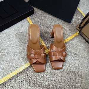 Top luxury women's slippers leather slippers Nupieces outdoor ladies beach slippers ladies comfortable walking shoes casual sandals.