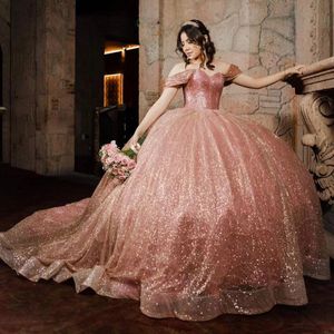 Sparkly Pink Quinceanera klänningar för söta 16 flickor som är paljetter från axelprinsessan bollklänningar Vestido de xv anos