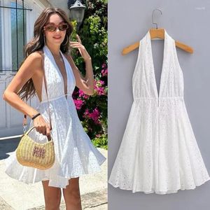 Casual klänningar sltnx mode broderad sommar för kvinnor 2023 sexig rygglös klänning kvinnlig ihålig hängande hals vit kort