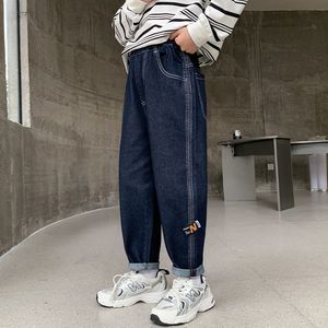 Jeans Boys Lado listrado listrado de cintura elástica Jeans Spring/verão calças jeans retas para o desgaste casual de crianças 230406
