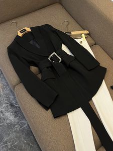 2023 Autunno nero tinta unita giacca con cintura manica lunga bottoni con risvolto dentellato cappotti monopetto D3N021232