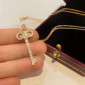 Tiffanylris esigner necklace T Family Thick Gold Version Crown Heart Crown Key Necklace for Women 18K Rose Gold Coat Chain High Version Diamond Pendant for Women ti