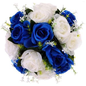 Vetrina con layout di nozze con palla di fiori simulata di fiori decorativi