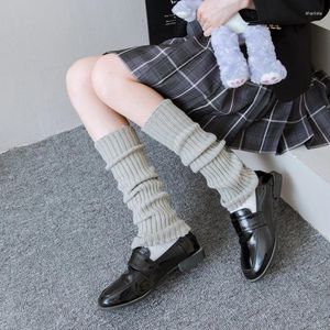 女性の靴下オリジナルデザインセンスソリッドカラーjkスパイシーガール編み脚カバー女性の秋のサブカルチュラルチューブに積み重ねられた