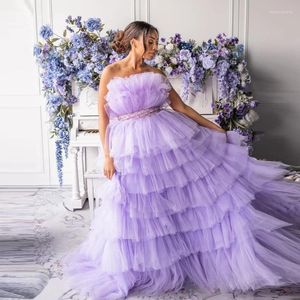 Abiti casual Grazioso tulle color lavanda Prom Elegante senza spalline con volant a strati Abito da festa formale gonfio Abiti in rete lunghi fino al pavimento