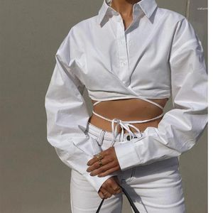 Kvinnors blusar 2023 Sexiga mittknappar LAPEL NACING UPP BANDAGE ROPE HEM VIT CROPPED SHIRT CHIC High midja korta kvinnor Blus TOPS A403