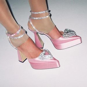 Plataforma à prova d'água Sapatos de dedo do pé pontudo Decoração de diamante em forma de coração Sandálias de salto alto Bombas de tira no tornozelo Designers de luxo calçados femininos de fábrica