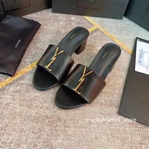 Paris Lyxdesigner Dam Sandal 2023 Somrar Dam Ins Design Slides Mode Bokstäver Tofflor Öppna tår Kvinna Casual Märken Tofflor semester ys Sko