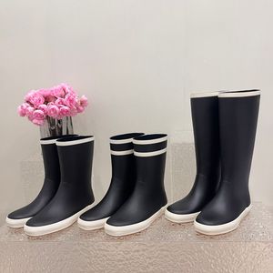 En Kalite Uzun Ayak Ayak Bileği Rainboot Diz Yüksek Orta Botlar Yuvarlak Toe Düz Bottes Marka Logosu Doğal Kauçuk Slip-On Kadın Lüks Tasarımcılar Günlük Ayakkabı Fabrika Ayakkabı